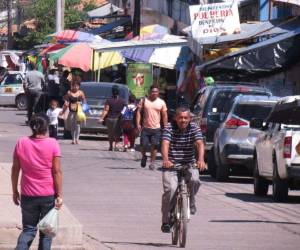 Hay un desorden de buses, taxis y motos y más de 150 vendedores permanecen en las calles.