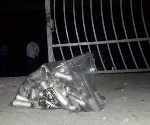 Los agentes de la Dirección Policial de Investigaciones (DPI) recogieron cápsulas de bombas de gas lacrimógeno. Foto: Cortesía.