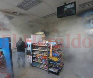 Un negocio estuvo a punto de tomar fuego tras que personas desconocidas lanzaran un objeto inflamable. Foto: David Romero/Alejandro Amador/EL HERALDO.