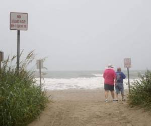 Bañistas en la playa de Wrightsville, Carolina del Norte, el domingo 2 de agosto de 2020. Foto: AFP