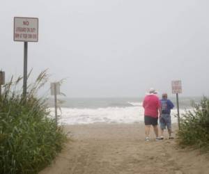 Bañistas en la playa de Wrightsville, Carolina del Norte, el domingo 2 de agosto de 2020. Foto: AFP