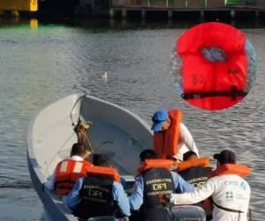 Momento en que agentes de la DPI salieron esta mañana de Puerto Cortés con rumbo a Cayo Glovers, Belice. 