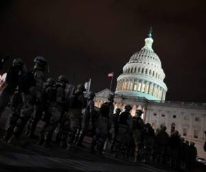 Los miembros de la Guardia Nacional de DC están desplegados fuera del Capitolio de los EE. UU. Foto: Agencia AFP.