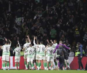 La UEFA informó que Celtic afronta cargos por una “pancarta ilícita” y “cánticos ilícitos”. Foto: AP.