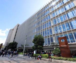 La nueva casa de gobierno ubicada en el Centro Cívico Gubernamental (CCG) está siendo adecuada para actividades del Poder Ejecutivo.