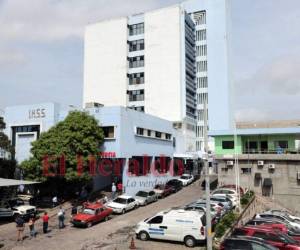 El IHSS de La Granja no solo afronta la demanda de pacientes de covid-19, sino también de asegurados que sufren otros padecimientos, al ser un hospital de especialidades. Foto: David Romero/ EL HERALDO