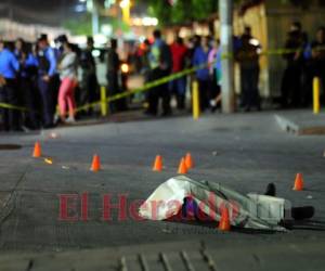 El hombre, de quien se desconoce la identidad, usaba un casco de motocicleta cuando fue ultimado. Foto: Marvin Salgado / EL HERALDO.