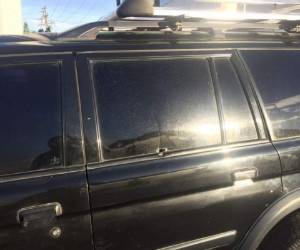 La perforación tras el impacto de bala en el vehículo que se transpotaban los corresponsales de Canal 11.