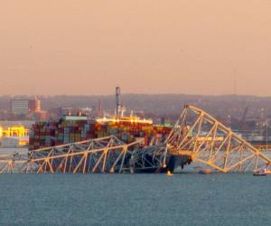 Las imágenes muestran partes de la estructura del puente sobre el barco.