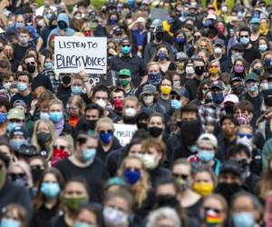 Manifestantes protestan de forma pacífica para que se ponga fin al racismo y la brutalidad policíaca, en Portland, Maine. Foto: AP.