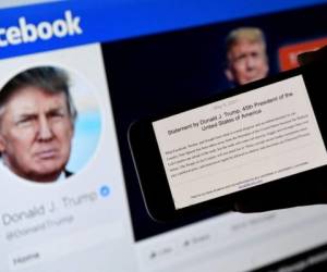 En 2020, Facebook y Twitter comenzaron a añadirle etiquetas de advertencia a muchos mensajes de Trump. FOTO: AFP