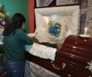 El cuerpo fue velado en la que fue su casa en la colonia San Juan Bautista, de El Paraíso. Excompañeros del grupo scout. Fotos Juan Flores