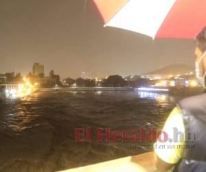 El río Choluteca está a punto de sobrepasar los puentes Soberanía y Carías por lo que se determinó cerrar el paso por ellos. Foto: Alex Pérez/EL HERALDO