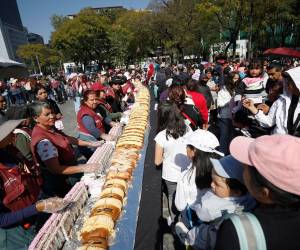 Los mexicanos se reunieron para celebrar el tradicional Día de Reyes con una enorme rosca de pan que se volvió el centro de la festividad. Aquí las imágenes.