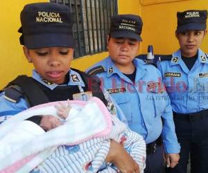 Tres uniformadas cargaron a la menor y la protegieron en una cobija. Foto Estalin Irías| EL HERALDO