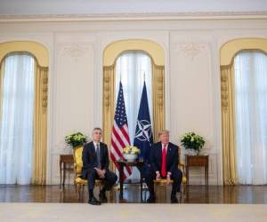 El presidente estadounidense Donald Trump se reúne con el secretario general de la OTAN, Jens Stoltenberg, en Londres, martes 3 de diciembre de 2019, en una cumbre de jefes de estado en el 70 aniversario de la alianza.