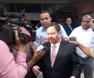 El expresidente de la Corte Suprema de Justicia (CSJ), Jorge Rivera Áviles, sale de la audiencia luego del receso otorgado por la jueza que conoce el caso. Foto: Jimmy Argueta/EL HERALDO