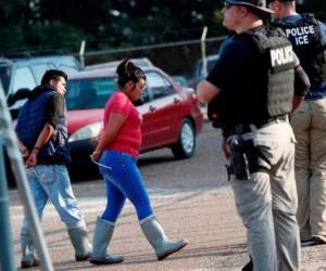 Las críticas se enfocaron particularmente en el continuo trauma de niños cuando regresaron a casa y no encontraron a sus padres, ya que habían sido detenidos. Foto: AP.