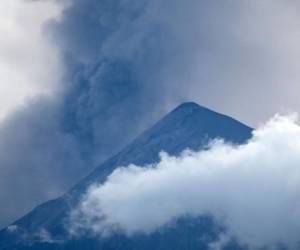 El volcán de Fuego arroja cenizas, visto desde Alotenango, departamento de Sacatepéquez, 65 km al sureste de la ciudad de Guatemala, el 23 de septiembre de 2021. Foto: AFP