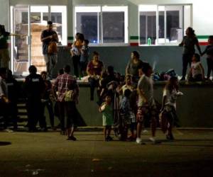 Migrantes esperan a ser trasladados desde un centro de detención para migrantes, en Tapachula, en el estado de Chiapas, México, el mes pasado. Foto: Moisés Castillo / AP