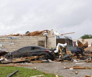 Esta imagen muestra una casa con el techo destruido junto a un par de automóviles tras el paso de un tornado en Monroe, Luisiana. Foto: AP.