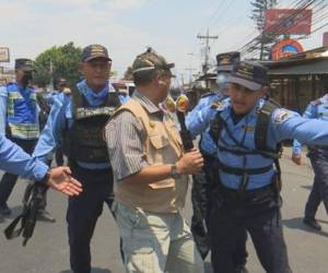 Los policías, quienes en todo momento ocultaron su identidad, desalojaron a empellones al periodista del lugar.