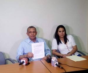 El expresidente Lobo mientras entregaba denuncia al Conadeh.