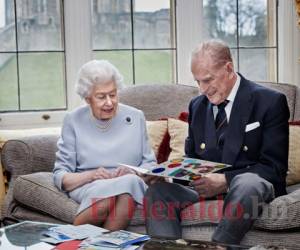Voceros del Palacio de Buckingham dijeron el martes que la reina y su esposo podrían ver a algunos miembros de su familia brevemente, de conformidad con las directrices, pero que probablemente celebren Navidad solos.