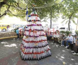 El Parque La Libertad ya presume a su arbolito ecológico. Fotos: Efraín Salgado-Marvin Salgado/EL HERALDO