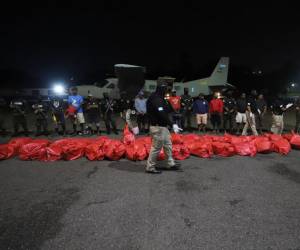La droga incautada este domingo -24 de marzo- en tres embarcaciones provenientes de Colombia fueron trasladados hacia la capital hondureña a bordo de aviones de la Fuerza Aérea que aterrizaron en la base Hernán Acosta Mejía.