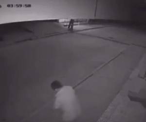 El hombre estaba barriendo afuera del negocio cuando apareció el vehículo y lo atropelló.