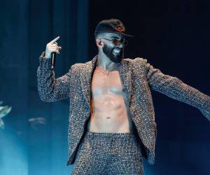 Arcángel lanzó el jueves su esperado álbum 'La 8va maravilla' que celebra sus veinte años de trayectoria con veinte temas en los que colaboran artistas como Daddy Yankee, Ricky Martin o Belee.