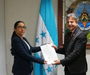 Momento en que Maritza Arita recibía su nombramiento en el importante cargo.