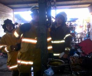 Elementos del Cuerpo de Bomberos inspeccionan el comedor donde se desató el incendio.