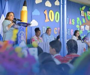 La ministra de Educación, Arely Argueta, conmemoró los 100 días de clases en el Centro de Educación Básica Dionisio de Herrera, ubicado en la aldea El Chimbo, en el municipio de Santa Lucía.