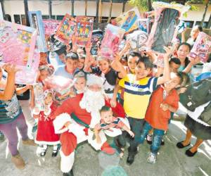 Santa y su predilecto grupo de nietecitos, a quien por siete años consecutivos entregó regalos en el Día de Reyes.
