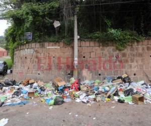 Así es como luce una esquina de la calle de La Fuente desde horas muy tempranas. ¡Basura por aquí, basura por allá...! Foto: David Romero/EL HERALDO