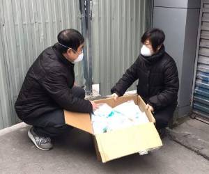 Para poder circular, los habitantes de Hubei deberán mostrar un código QR 'verde' en sus teléfonos móviles, una especie de justificante de que no están infectados.