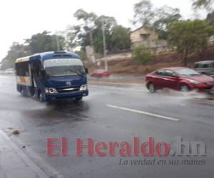 Las fuertes lluvias ocasionaron leves inundaciones en la capital.