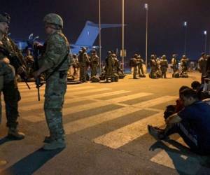 Washington prevé evacuar a más de 30,000 personas por puente aéreo entre Kabul y bases en Kuwait y Catar. FOTO: AFP