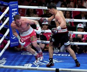 Dmitry Bivol (R) golpea a Canelo Alvarez durante su pelea por el título de peso semipesado de la AMB en T-Mobile Arena el 7 de mayo de 2022 en Las Vegas, Nevada.