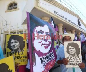 A las afueras de los Juzgados miembros del Copinh protestan exigiendo justicia por el asesinato de Berta Cáceres hace dos años. Foto: Mario Urrutia/EL HERALDO