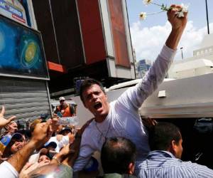 López, de 45 años, fue condenado en septiembre de 2015 a casi 14 años de cárcel tras ser acusado de promover violentas protestas. Foto: AFP