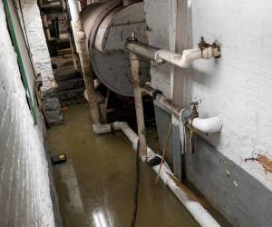 Las intensas lluvias que azotaron Nueva York dejaron dos muertos y provocaron graves inundaciones en calles y viviendas.