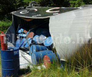 El pesado vehículo se volcó a un lado de la vía (Foto cortesía: Osman Zepeda/ El Heraldo Honduras/ Noticias de Honduras)