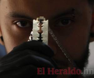 Moisés Alejandro es un apasionado de la barbería moderna. Fotos Johny Magallanes / EL HERALDO