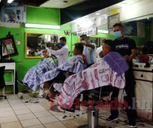 Algunas barberías están atendiendo pero no conocen los protocolos de bioseguridad aprobados. Foto: Estalin Irías / EL HERALDO.