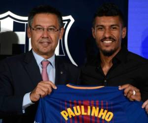 Paulinho en su presentación oficial con el FC Barcelona. (AFP)