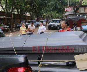 Familiares lloran en las afueras de Medicina Forense, en la capital, justo en el momento que es ingresado el cuerpo de Carlos Zúniga. Fotos: Estalin Irías/ El Heraldo.