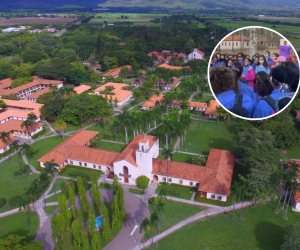 La imagen muestra una vista aérea del centro educativo y en la esquina superior derecha parte de la protesta de las estudiantes.